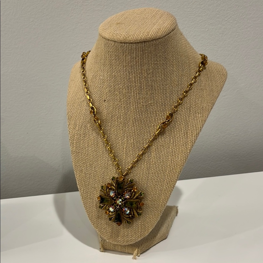 Elegant Gold Pendant Necklace
